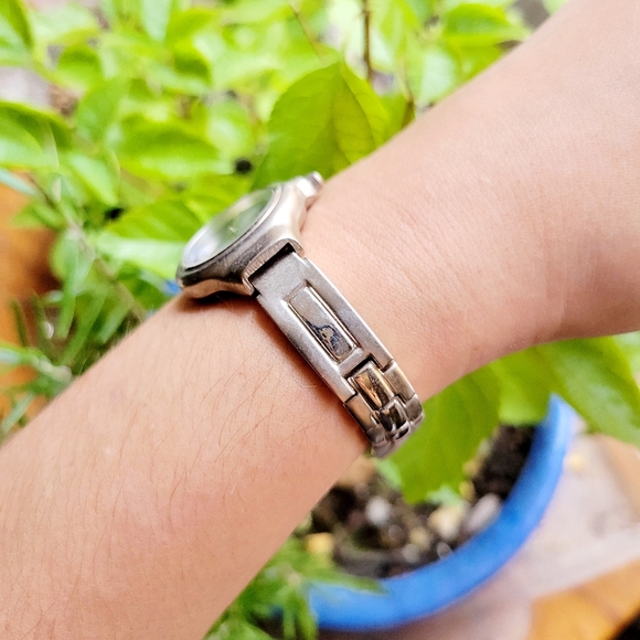 Zoom Quartz Classic Silver & Blue Womens Womans Dainty Round Watch - Picture 7 of 8